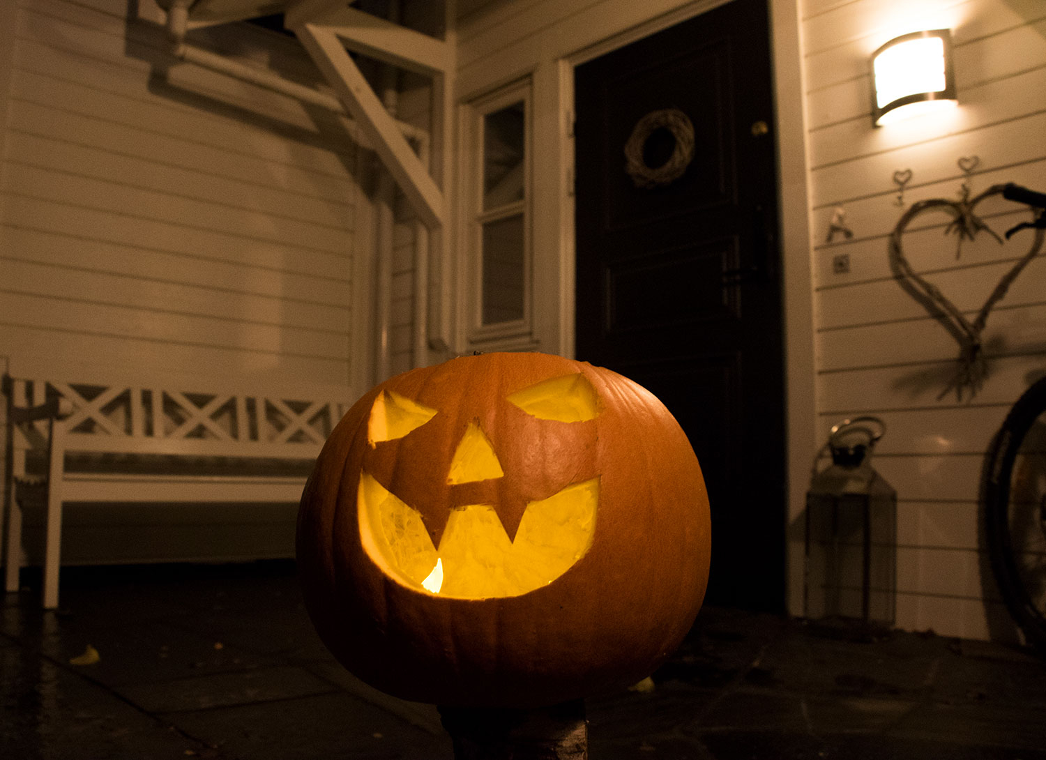 Denne helgen går mange barn utkledd i halloween-kostymer fra dør til dør på jakt etter godteri. 