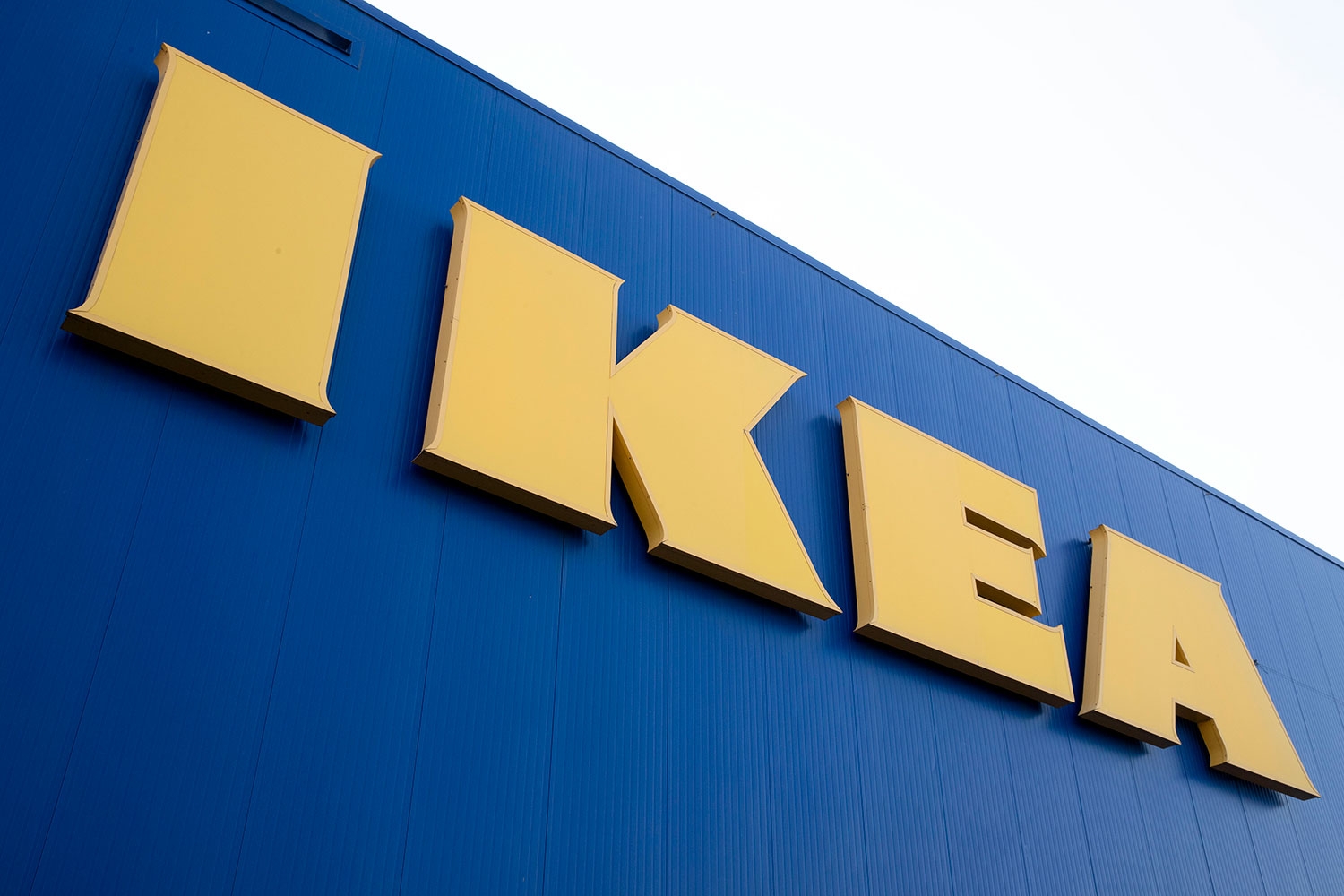 Den svenske møbelkjeden Ikea har besluttet å midlertidig stenge alle sine varehus i Kina på grunn av virusfaren.