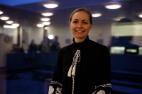 Overlege Sara Watle i FHI jobber med på kartlegge hvem som er aktuell for en tredje vaksinedose, en såkalt booster-vaksine.