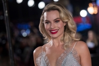 Margot Robbie fotografert foran «Mary Queen of Scots»-premieren i London.