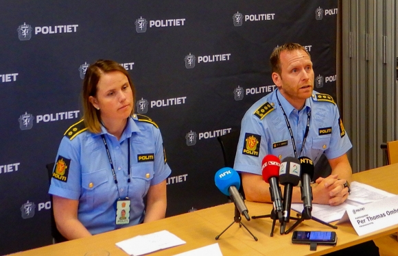 Politioverbetjent Cecilie Sandbakken og politiinspektør Per Thomas Omholt under en pressekonferanse om saken tidligere denne måneden.