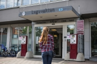 Fra august heves aldersgrensen for å slippe egenandeler på helsetjenester fra 16 til 18 år.