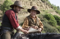 Joaquin Phoenix og John C. Reilly spiller hovedrollene i «The Sisters Brothers» som er klar for det norske kinopublikum.