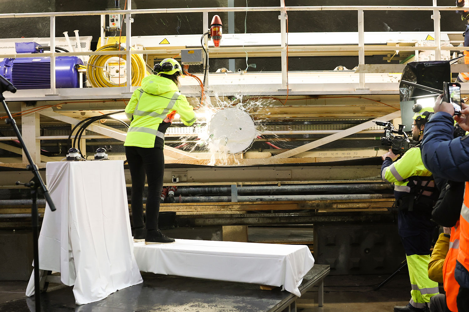 Byråd for miljø og samferdsel, Sirin Stav, startet mandag tunnelboremaskinen «Betzy». 