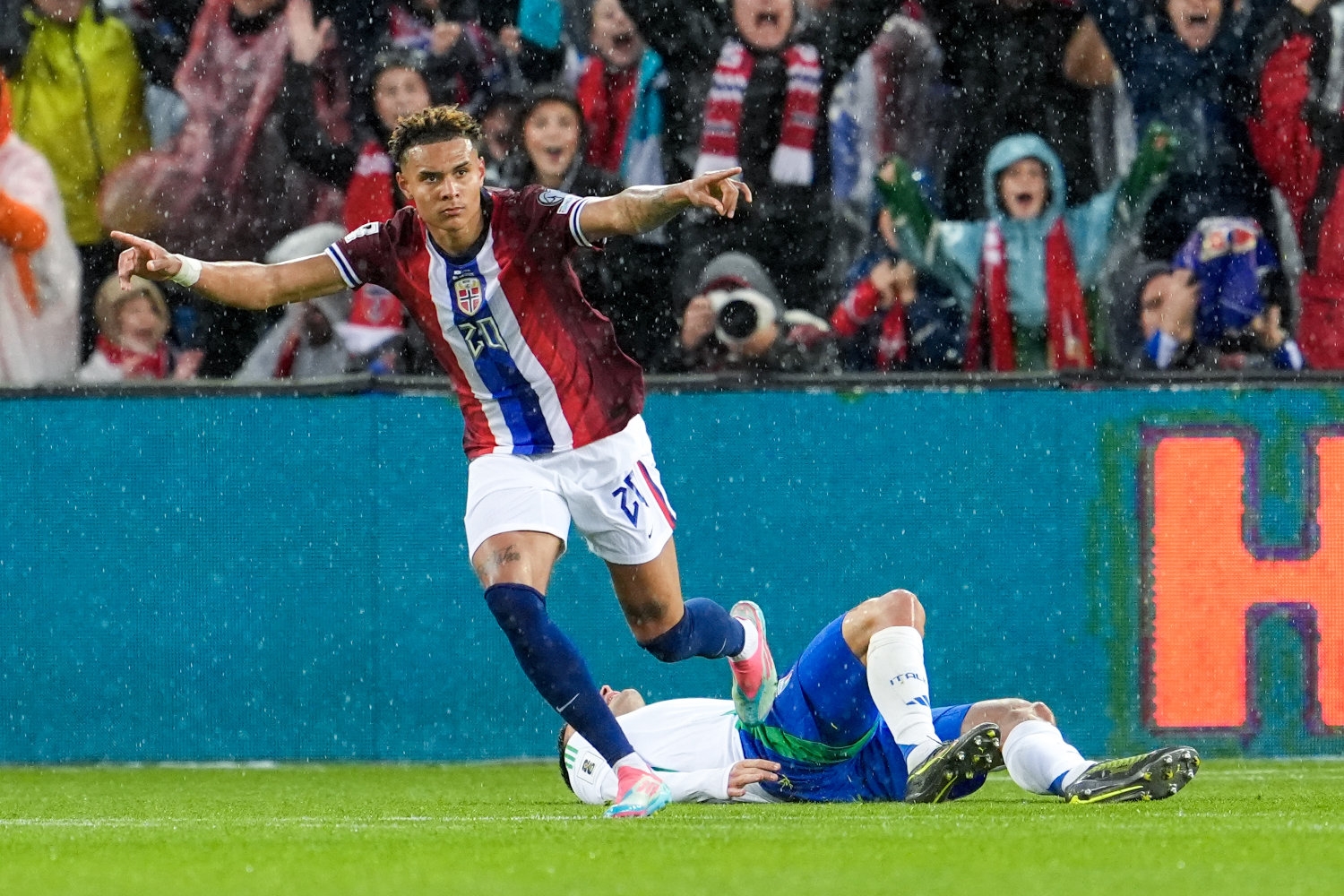 Antonio Nusa var den store spilleren da Norge knuste Italia i øsregnet på Ullevaal. Her jubler han etter å ha gjort 2-0. 