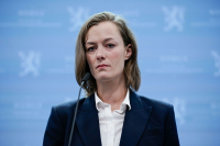 Kultur- og likestillingsminister Anette Trettebergstuen (Ap) trekker seg etter å ha brutt reglene for habilitet.