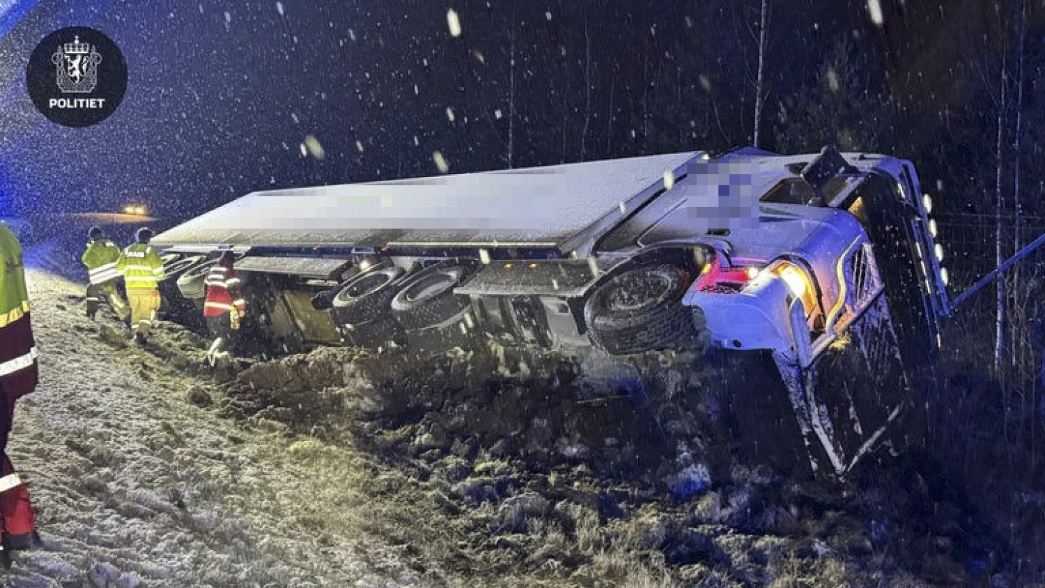 En lastebil med fisk veltet natt til lørdag på E16 sør for Åmålkrysset retning Maura i Akershus.