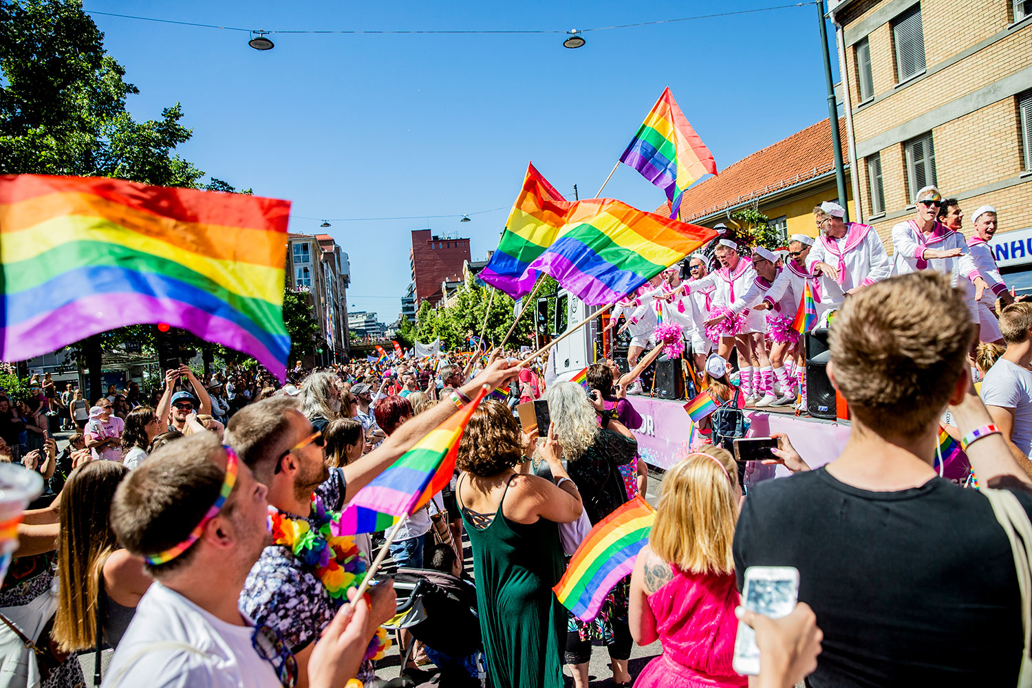 Regnbueflagget under Oslo Pride Parade, som normalt går fra Grønland til Spikersuppa i juni hvert år. 