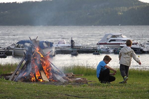 Bålet varmet godt i den kjølige sensommerkvelden