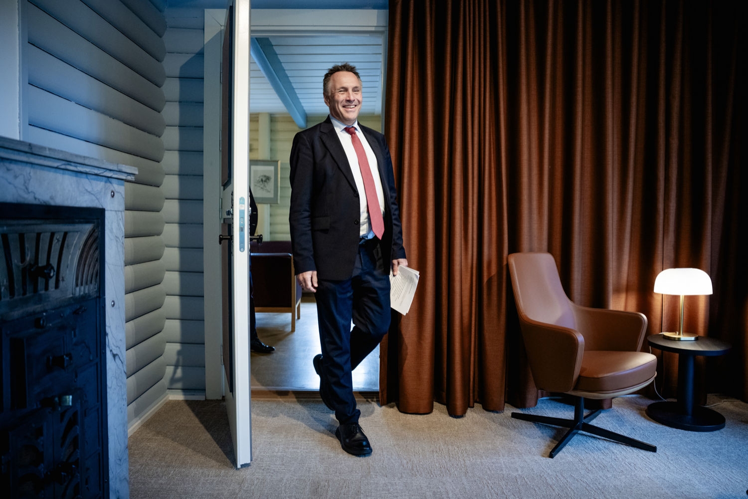 – Vi gjør dette for å unngå krig, sier forsvarsminister Tore O. Sandvik. I denne peisestuen på Lutvann leir i Oslo serverte han en budsjettlekkasje av det hemmelige slaget.