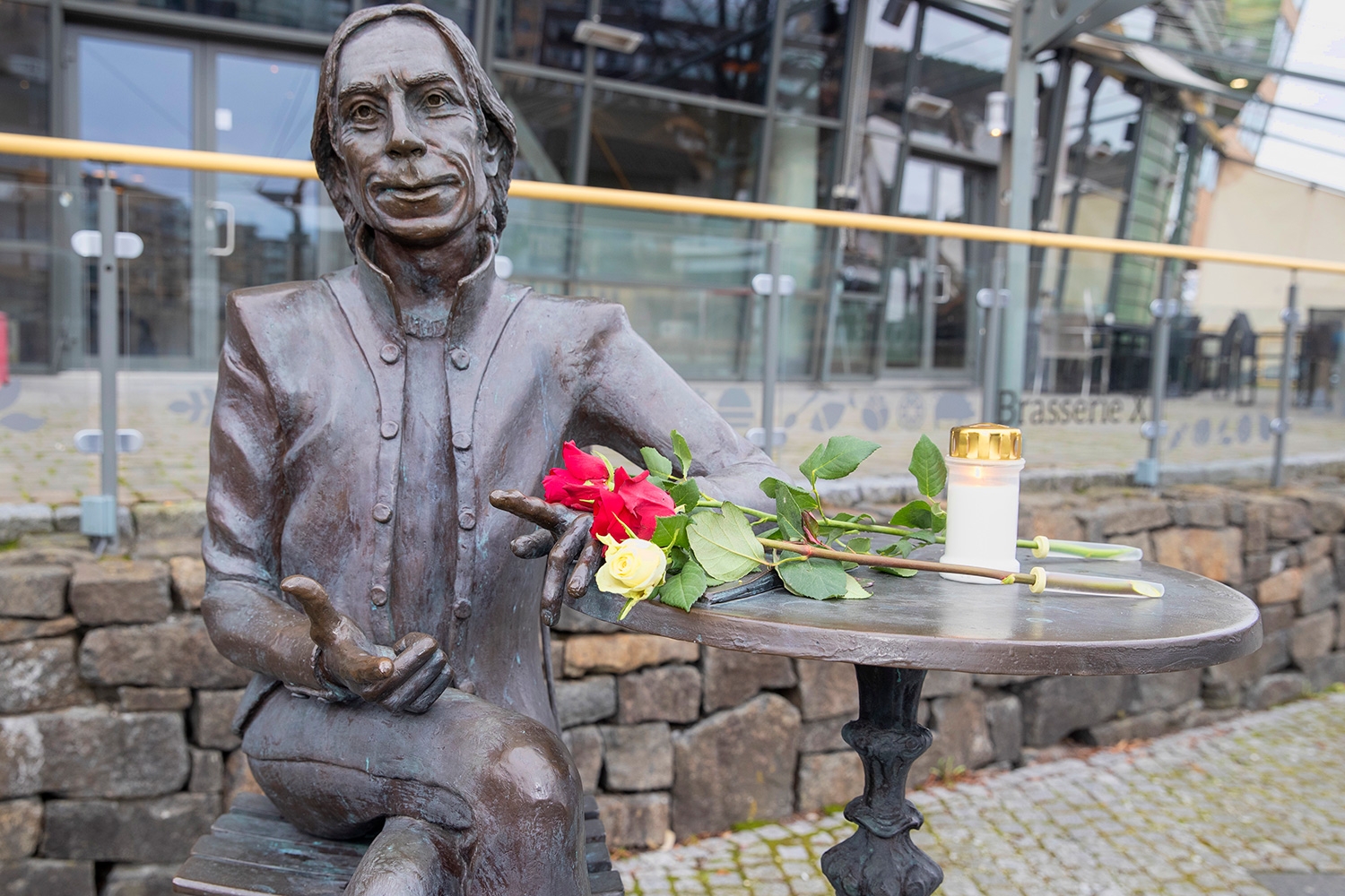  Statuen av Jahn Teigen i Tønsberg med blomster og lys tirsdag. 