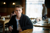 Axel Bøyum blir å se i TV-serien «Hodejegerne – Den første løgnen», som får premiere 2. september.