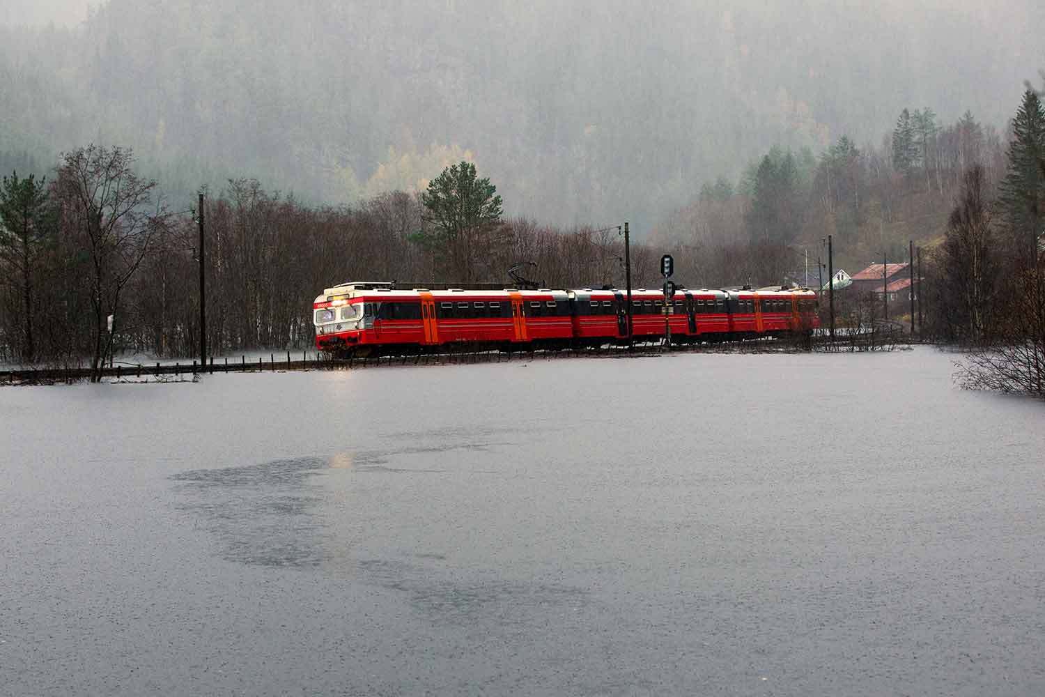 Ringeriksbanen skal spare opptil en time av reisetiden mellom Oslo og Bergen. Nå anbefaler Møreforsking at man nedskalerer prosjektet eller oppgir det helt. 