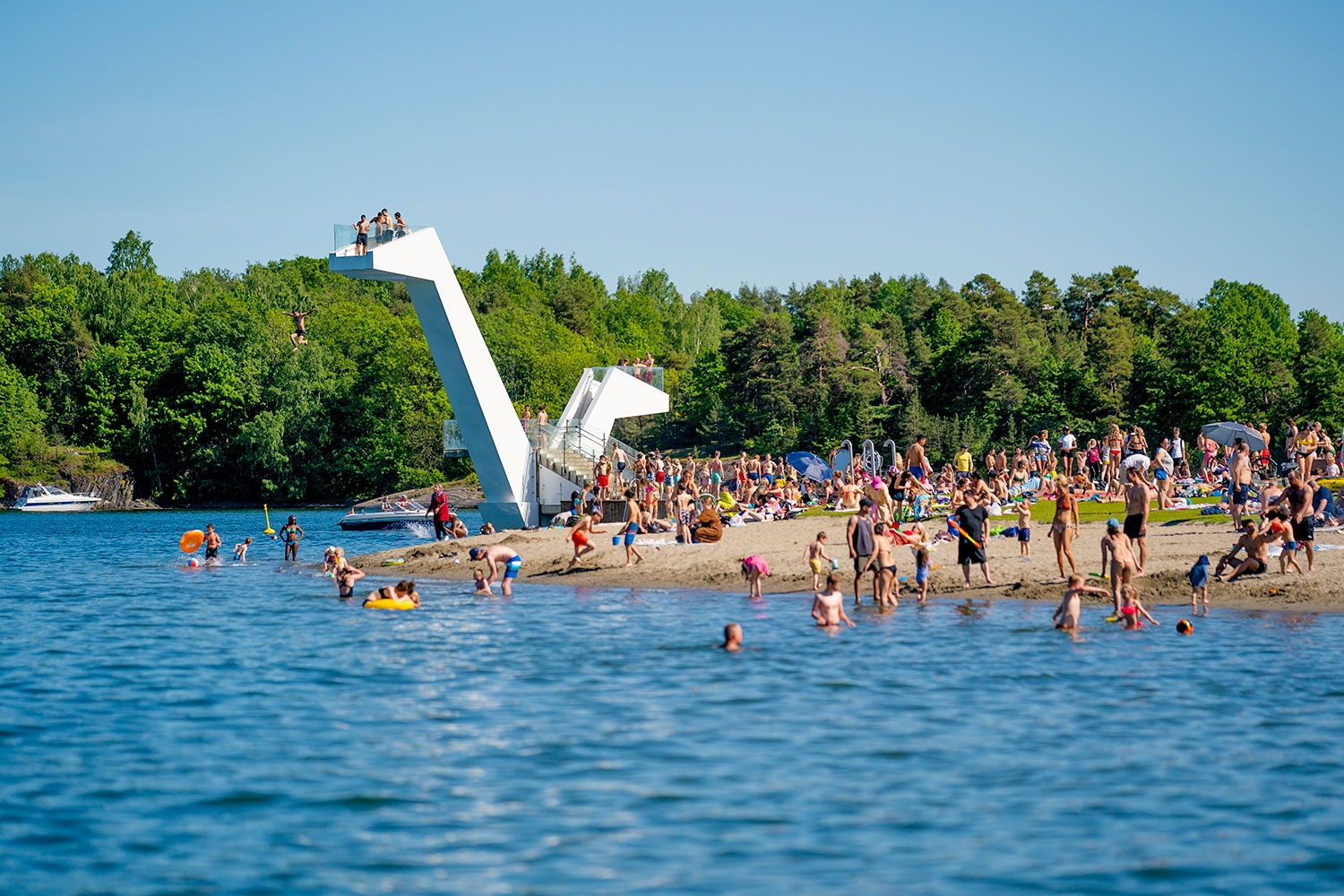 Folk koste seg i det flotte sommerværet på Kadettangen i Sandvika i helgen. Fire av ti planlegger å tilbringe ferien i år hjemme. 