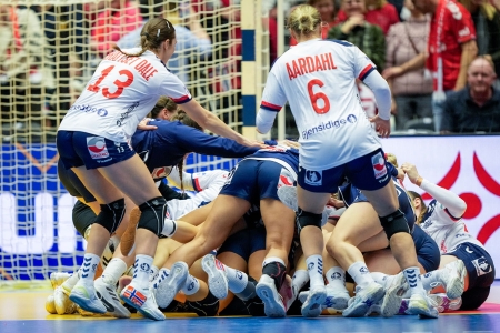 Norges landslag jubler etter seieren i semifinalen i håndball-VM mellom Danmark og Norge i Jyske Bank Boxen. 