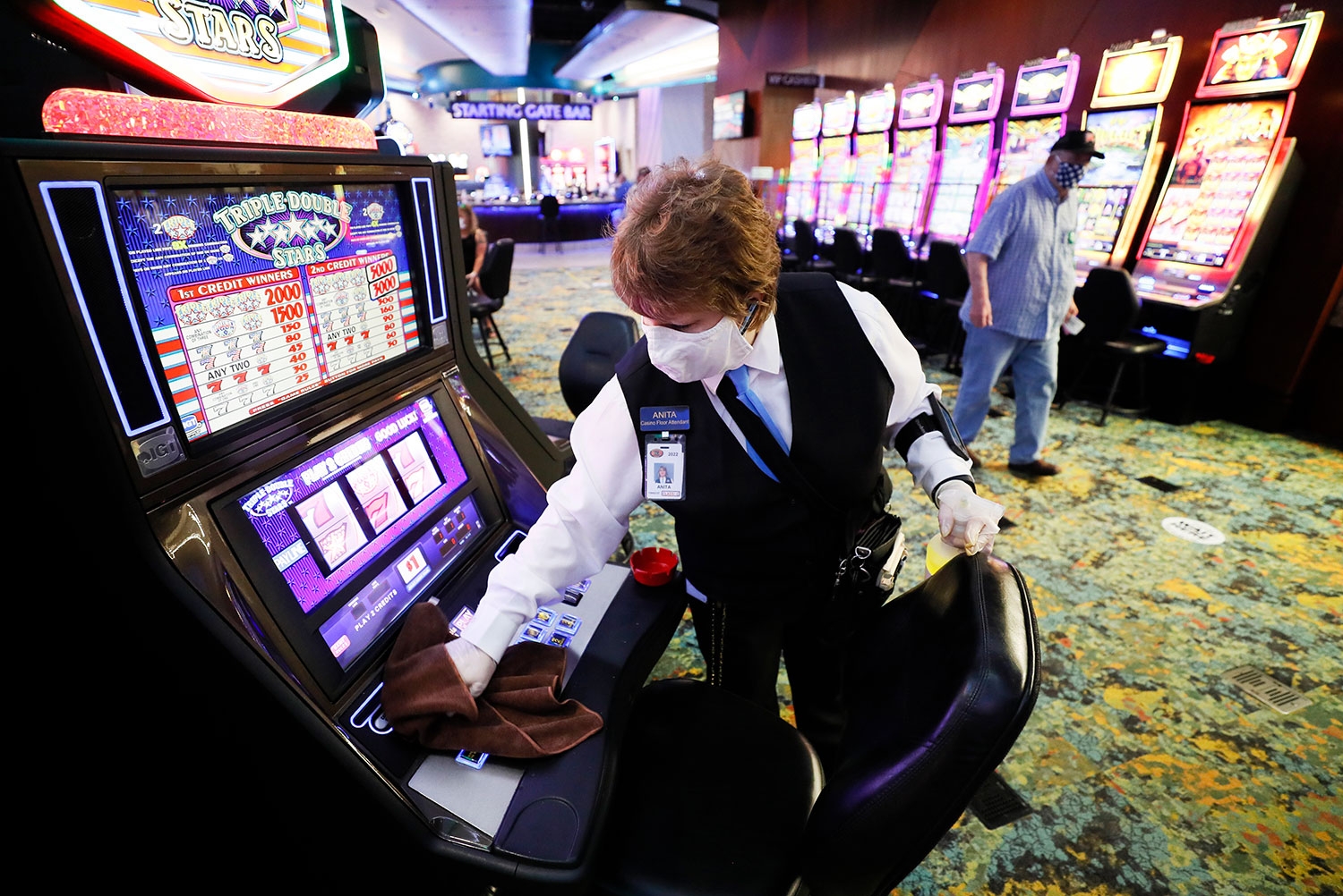 En spilleautomat desinfiseres ved Prairie Meadows-casionet i Altoona, Iowa. Onsdag var den verste dagen for nye koronatilfeller i USA siden april.