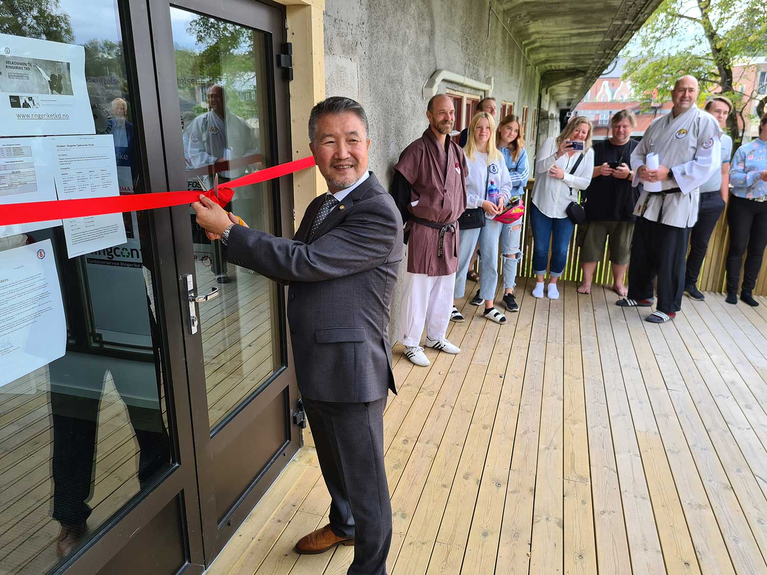 Grand Master Cho Woon Sup sto for den offisielle snorklippingen og åpningen av Ringerike TDK.