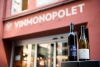 Vinmonopolet vil nå være åpent fra klokken 10 til 16 på lørdager etter at regjeringen fredag endret alkoholloven og rammene for Vinmonopolets åpningstider.