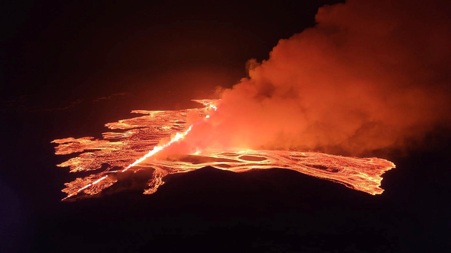 Helikopterbilder fra Islands sivilforsvar viser lavaflyten. Utbruddet har skjedd i en vulkan mellom Hagafell og Stóra Skógfell.