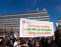 Konsekvensutredning av eller vern mot oljeaktivitet utenfor Lofoten, Vesterålen og Senja vekker sterke følelser, her fra en 1.-mai-demonstrasjon i Oslo i 2017.