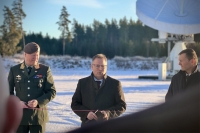 Forsvarsminister Bjørn Arild Gram (Sp), Sjef Cyberforsvaret Halvor Johansen og Kjell-Ove Skare fra Space Norway klippet snoren foran de nye satellittmottakerne på Forsvarets Satellittstasjon Eggemoen. 