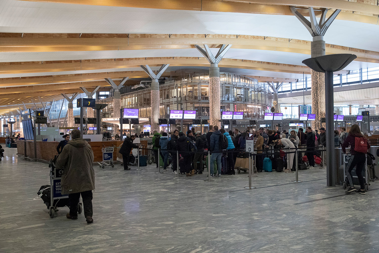 Juletrafikken kan se slik ut, men Avinor forventer ikke trengsel på storflyplassene i år. 